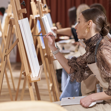 Девушка рисует на творческом мастер-классе Novikov School